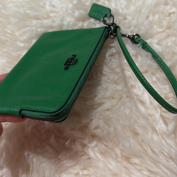 Coach Corner Zip Wristlet/ emerald green - Picture 2 of 4